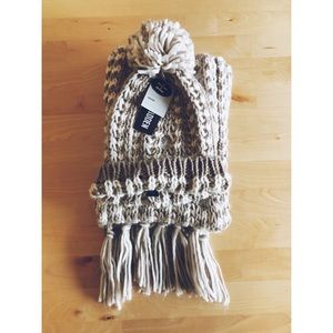 Steve Madden beanie and scarf set ⛄️